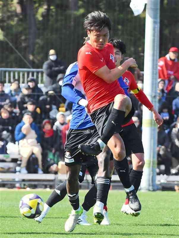 J1横浜Mとの練習試合でCKに左足で合わせるロアッソ熊本のDF大西＝アミノバイタルトレーニングセンター宮崎