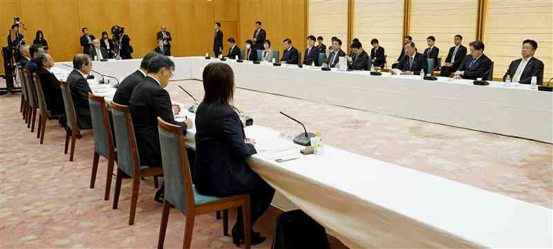 首相官邸で開かれた、国内投資拡大に関する会合＝27日午後