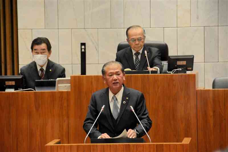 旧厚生会館の解体の賛否を問う住民投票条例案に対し、反対意見を述べる中村博生八代市長＝27日、同市議会議場