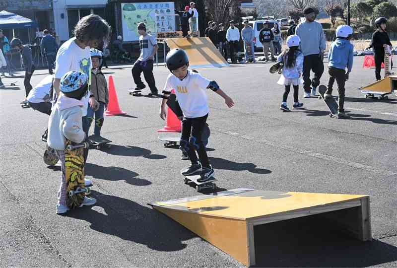 スケートボードを体験する子どもたち＝26日、あさぎり町