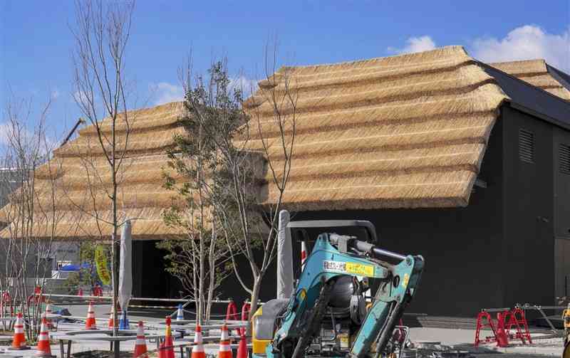 小山薫堂さんが監修するパビリオン。屋根部分に阿蘇のカヤが使われている＝25日、大阪市の人工島・夢洲