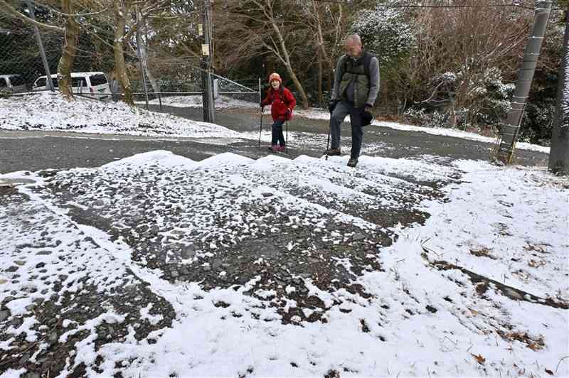 うっすらと積雪した金峰山の登山道＝29日午前、熊本市西区（谷川剛）