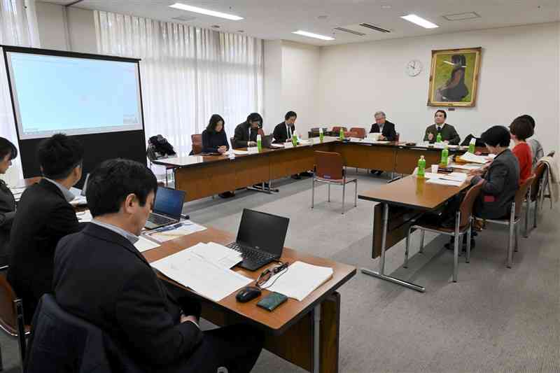 熊本市の文化芸術活動を推進する基本計画策定委員会の最終会合＝29日、熊本市中央区