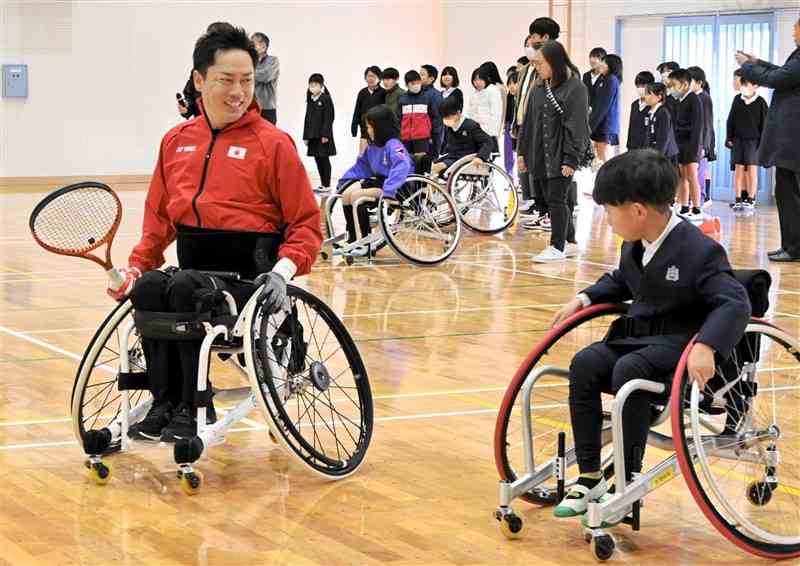 競技用車いすの試乗で、児童に声をかける川野将太選手＝１月30日、上天草市