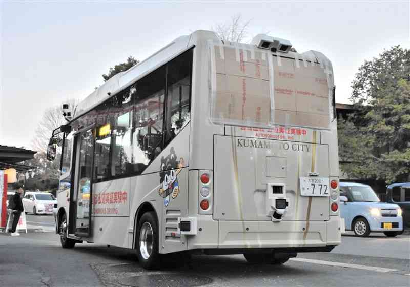 リアガラスが割れ、段ボールで覆われた熊本市の自動運転バス＝30日、同市中央区