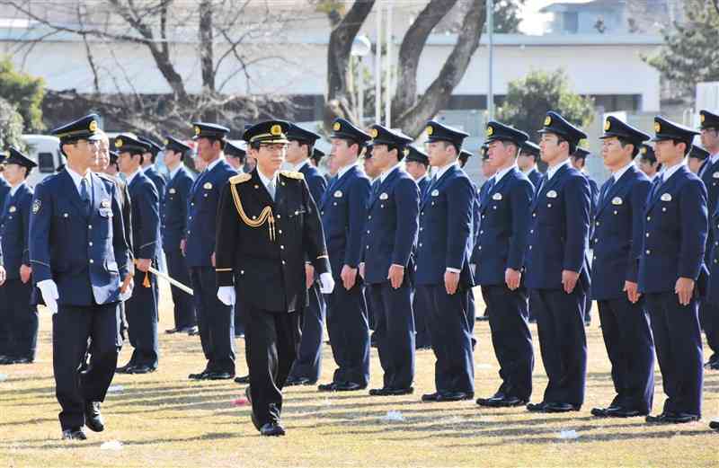 熊本県警の年頭視閲式で服装や装備を点検する宮内彰久本部長（右）＝31日、熊本市中央区