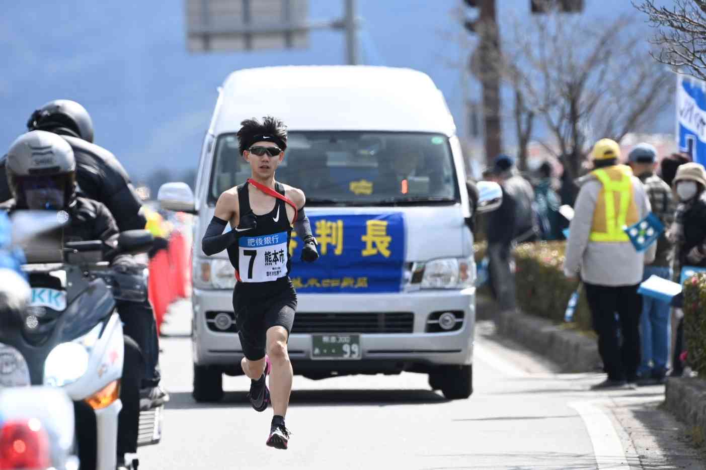 【郡市対抗熊日駅伝】トップで力走する熊本市のアンカー加藤純平＝９日午後1時半ごろ、熊本市