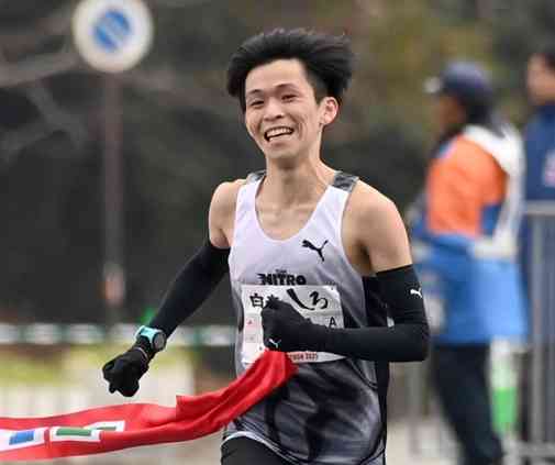 熊本城マラソンの男子で初優勝を飾った阿部飛雄馬（東京都）＝熊本市中央区の熊本城二の丸広場（石本智）