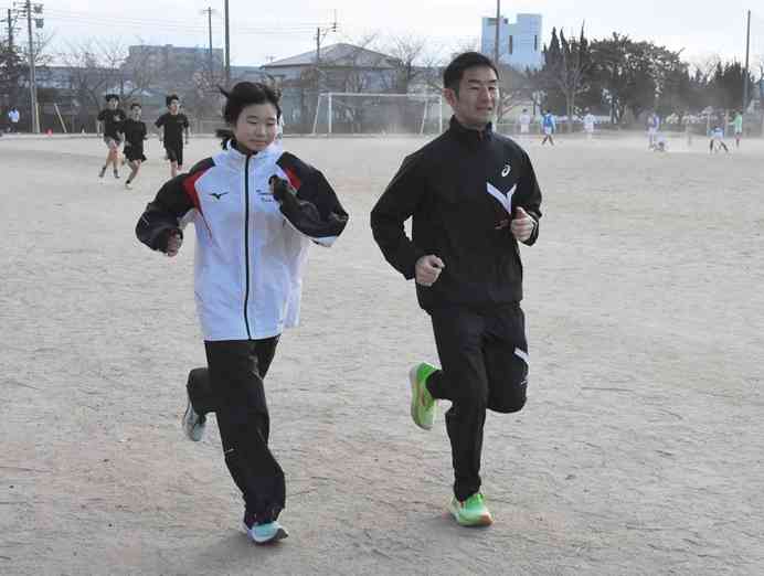 男女混合となった郡市対抗熊日駅伝に向けて練習する鹿子木章さん（右）と長女の歩さん＝1月23日、玉名市