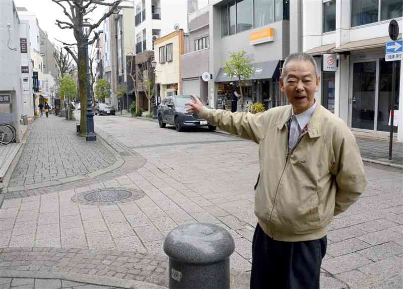 約50年前の並木坂の様子を振り返る千葉善四郎さん＝1月27日、熊本市中央区