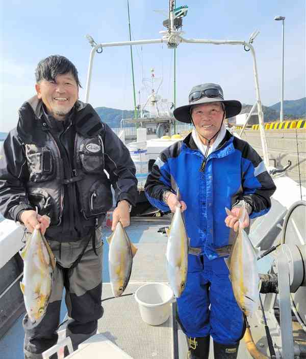 甑島沖で入れ食い。引きを十分楽しんだ田原増男さん（右）と加藤博文さん＝天草市牛深町