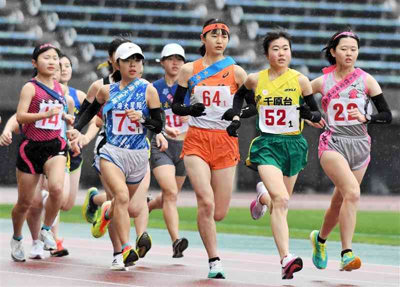 スタートする女子1区の選手たち＝えがお健康スタジアム周回コース