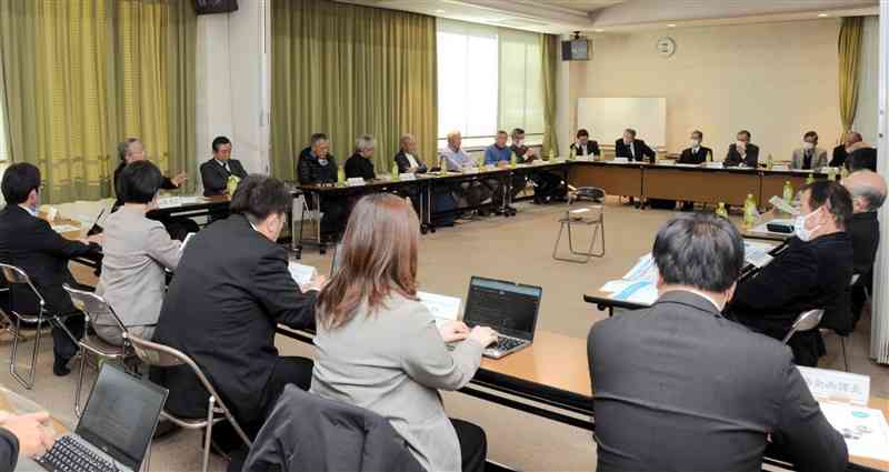 地域活動の担い手確保策を話し合った北区校区自治協議会連絡会議＝1月30日、熊本市北区