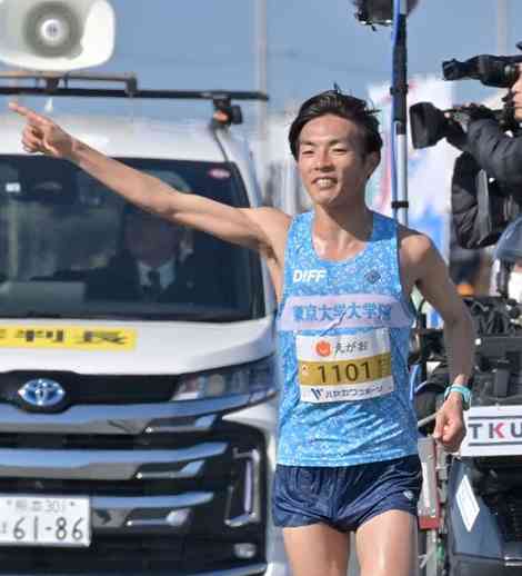 昨年の大会で、30キロ付近で沿道の声援に指を突き上げる古川大晃選手（東京大大学院）＝熊本市西区（谷川剛）