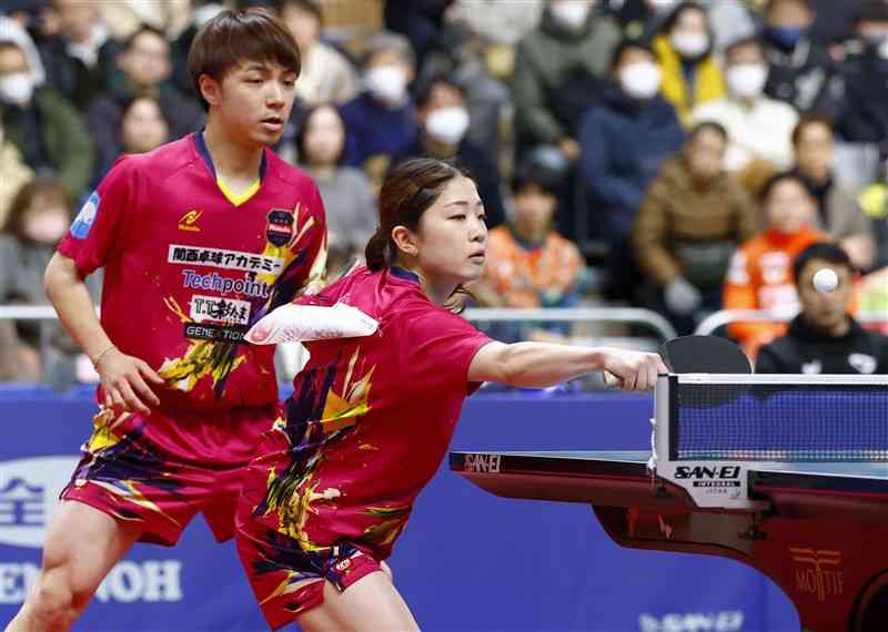 混合ダブルス決勝　プレーする木造勇人（左）、安藤みなみ組。初優勝を果たした＝豊田市総合体育館