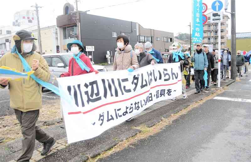 流水型ダムの建設反対を訴えながら練り歩く市民ら＝2日、人吉市