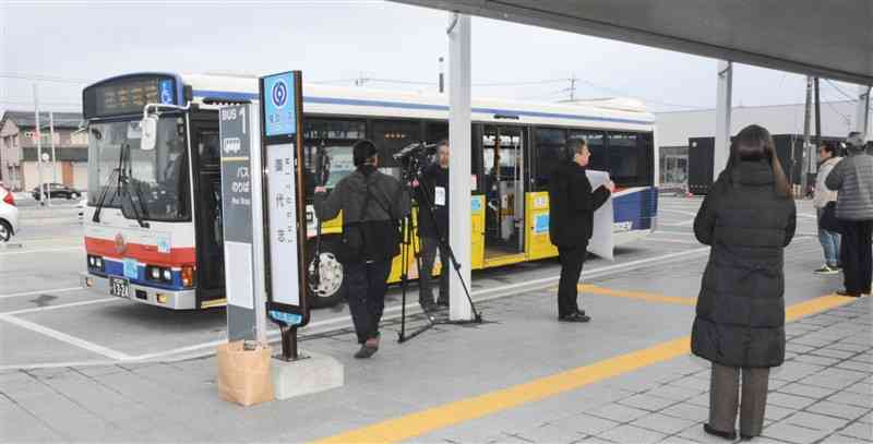 熊本電鉄御代志駅から発車する通勤バス＝3日、合志市