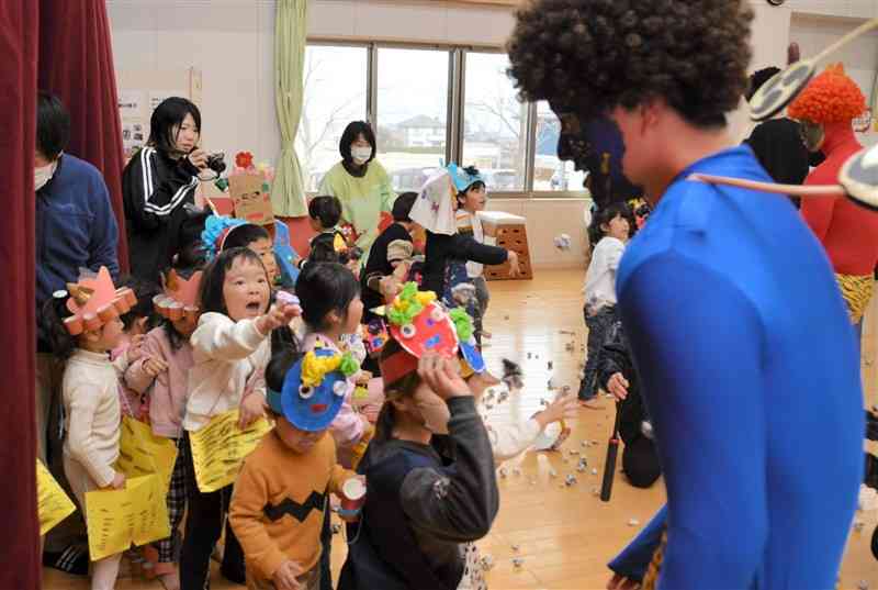 消防士がふんする鬼におびえる園児たち＝3日、阿蘇市