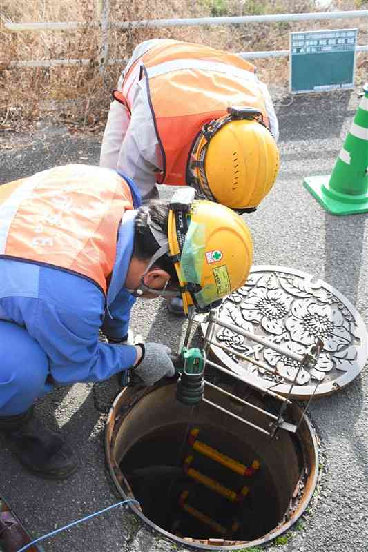 重点点検でマンホールの中を確認する熊本市職員ら＝3日、同市東区