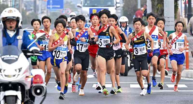 昨年の郡市対抗熊日駅伝（男子の）1区の選手たち＝天草市（石本智）