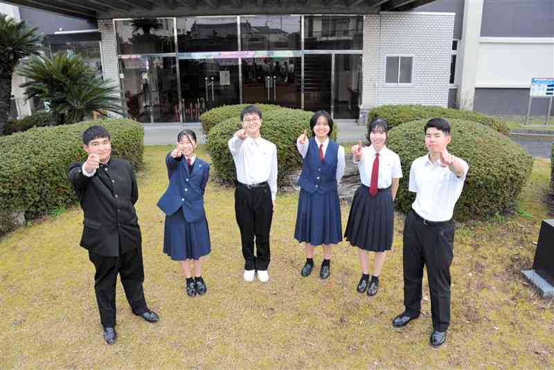 八代工業高の女子の夏服は新年度から一新（右から2番目）。同高では衣替えの時期は設けられておらず、生徒たちが自由に選べる