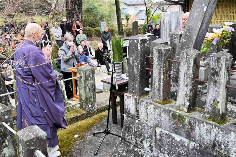 日輪寺境内の遺髪塔前で営まれた赤穂十七義士慰霊祭＝4日、山鹿市