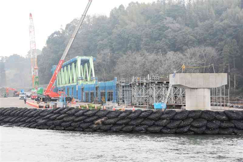 架設工事が進むくま川鉄道の球磨川第四橋梁＝1月中旬、錦町