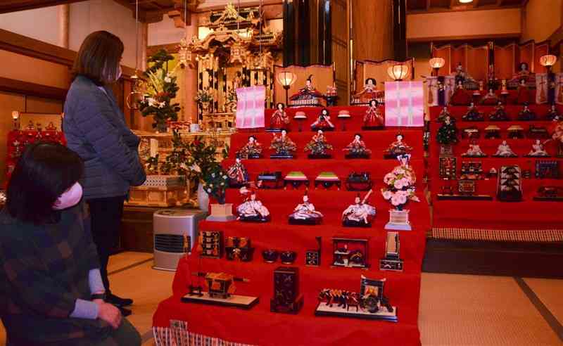 専徳寺の本堂に並べられたひな飾り＝3日、相良村