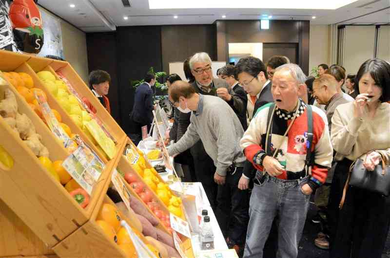 熊本市の農産物を試食する日本外国特派員協会の会員ら＝3日、東京都千代田区