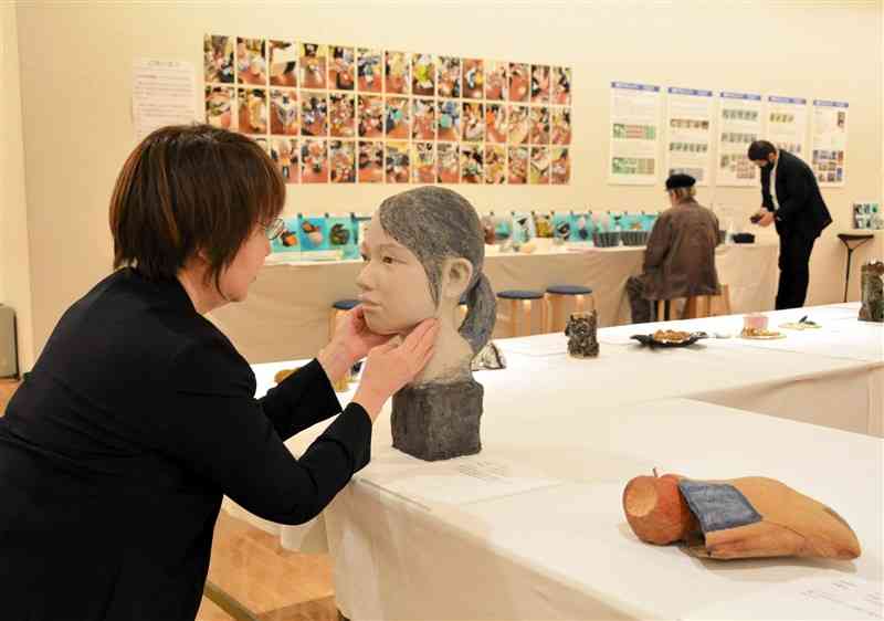 作品に触れて鑑賞できる「第32回手でみる造型展」の会場＝4日、熊本市中央区