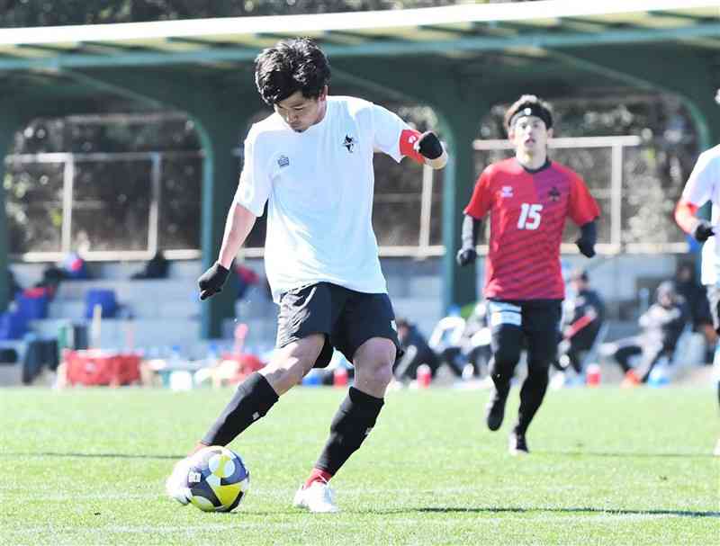 J3金沢との練習試合で先制点を決めるロアッソ熊本のDF岩下＝宮崎県総合運動公園