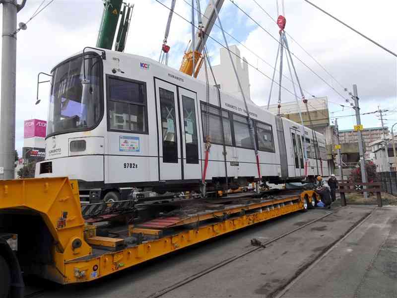 廃車のために搬出される熊本市電の超低床車両（市交通局提供）