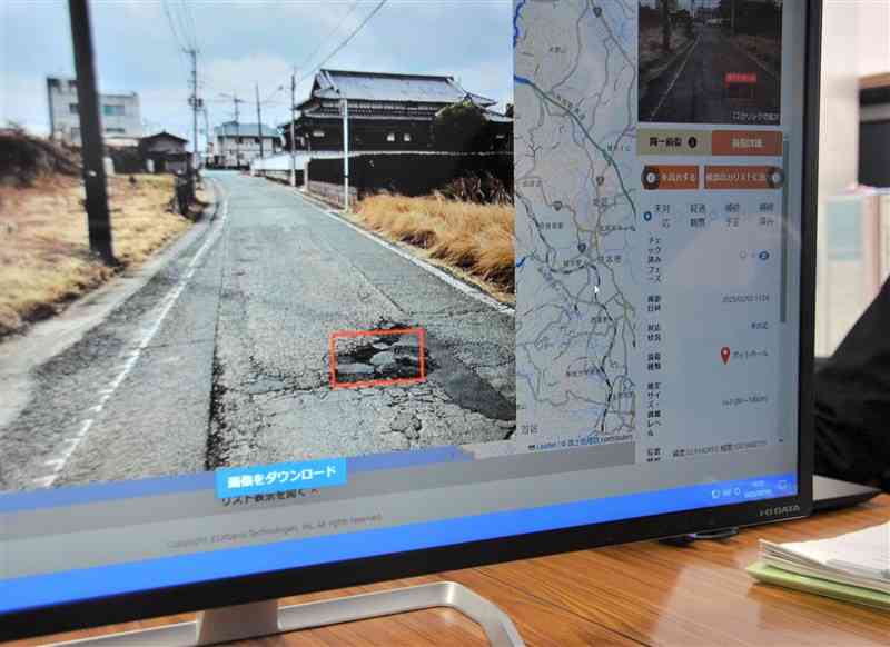 AIシステムが道路パトロールで検知した損傷箇所の画像データ＝5日、玉名市