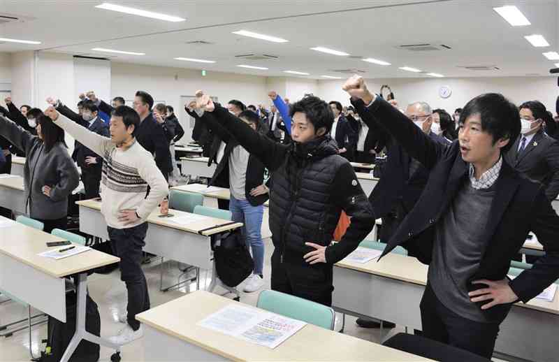 賃上げ獲得に向け気勢を上げる組合員ら＝5日、熊本市中央区