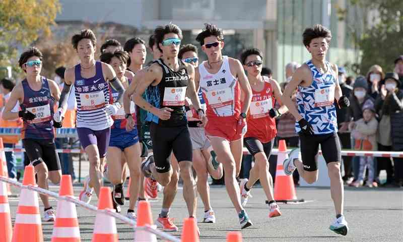 昨年の熊日30キロで5キロ手前を集団で走る選手たち＝2024年2月、熊本市中央区（小野宏明）