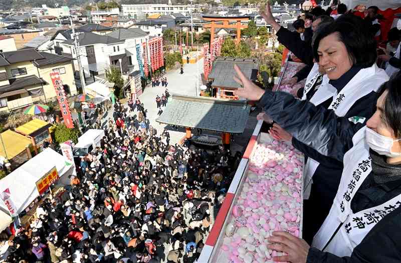 多くの参拝客に紅白餅をまく福男たち＝6日午前10時過ぎ、熊本市西区の高橋稲荷神社（上杉勇太）