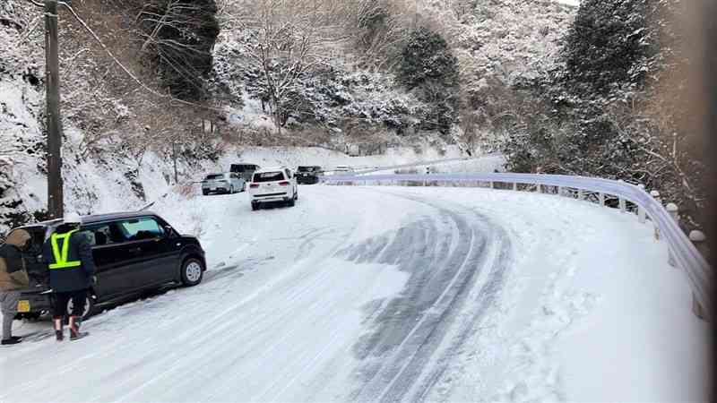 車が立ち往生している県道宮原五木線の大通峠付近＝6日午前、五木村（熊本県提供）