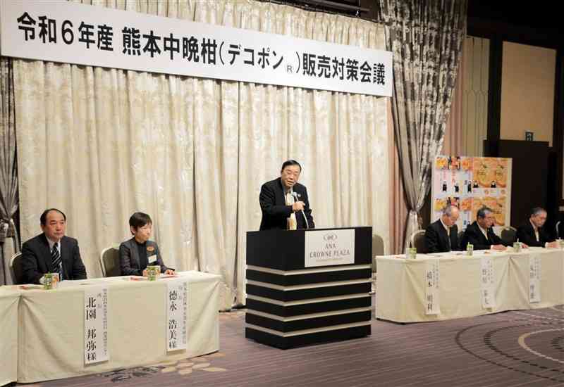 記録的な高温の影響に言及するJA熊本果実連の橋本明利会長（中央）＝6日、熊本市中央区