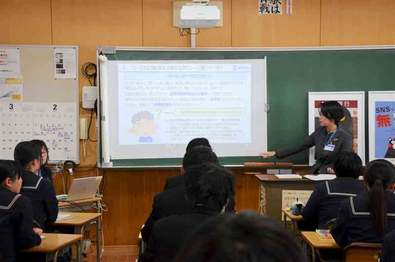 肥後銀行スタッフが、闇バイトの実態などについて話した天水中での出前授業＝6日、玉名市