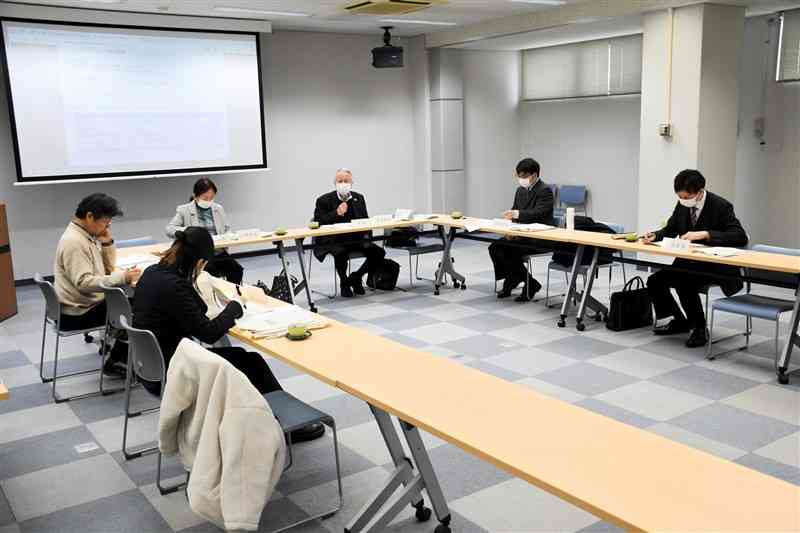 熊本市の下水道管の耐震化率が報告された上下水道事業運営審議会＝7日、同市中央区