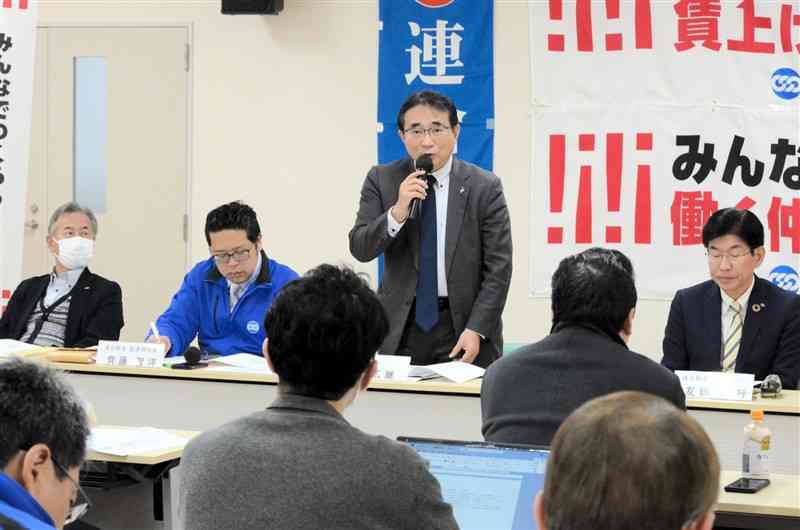 中小地場共闘センター長に選出された連合熊本の西広継副会長（中央）＝8日、熊本市中央区