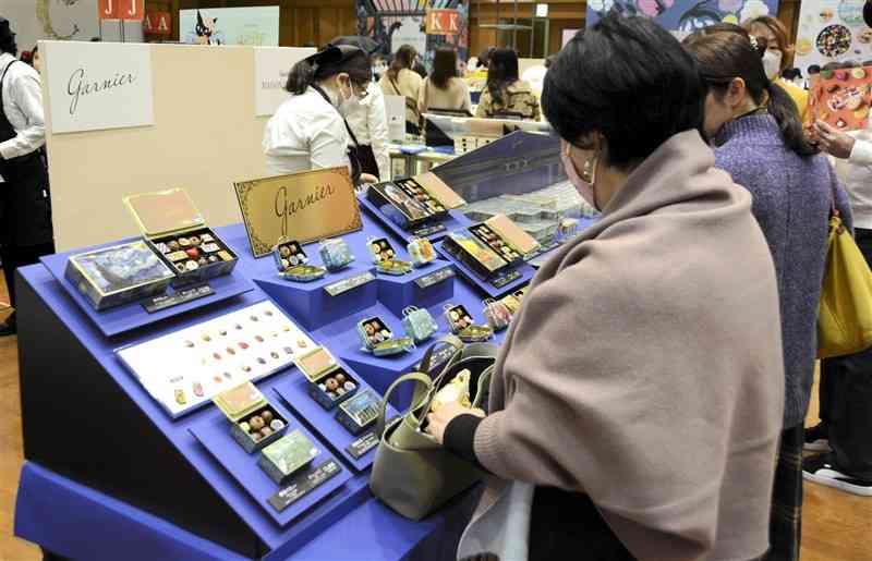 鶴屋百貨店の特設売り場で商品を選ぶ買い物客ら＝1月25日、熊本市中央区