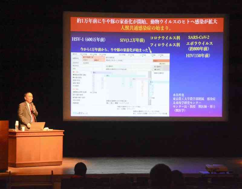 「肥後医育塾」で感染症について話す医師＝8日、人吉市