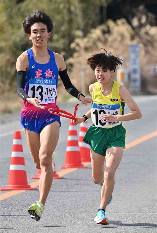 第11中継所、八代市の渡邉太史（左、慶誠高）が松本真緒（千原台高）にたすきをつなぐ＝宇城市（上杉勇太）