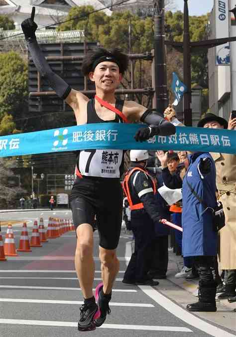 1位でフィニッシュする熊本市のアンカー加藤純平（熊本市陸協）＝9日午後2時ごろ、熊本市中央区の上通アーケード前（谷川剛）