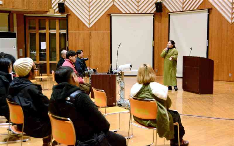 「地域にしかない食材や食文化を守りたい」と話す日本スローフード協会の渡邉めぐみさん＝6日、水俣市