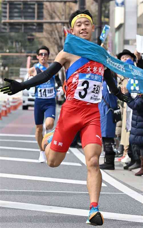 フィニッシュする玉名郡のアンカー隈部映心（大牟田高）＝熊本市中央区の上通アーケード前（小野宏明）