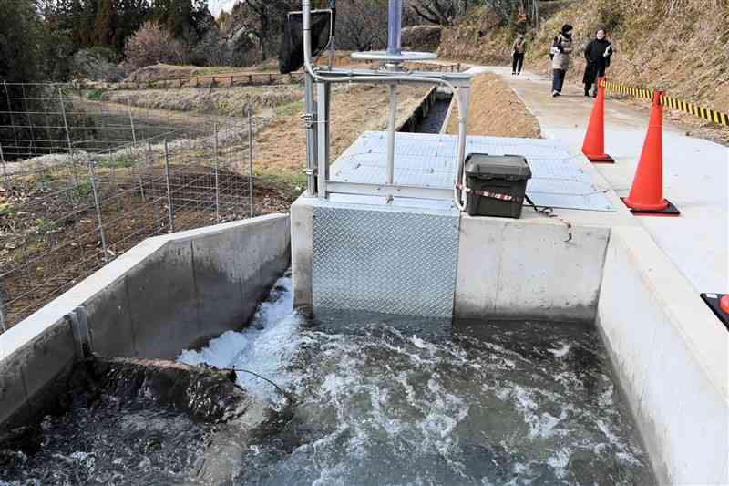 水路に流れてくる枝葉を取り除く設備＝6日、菊池市