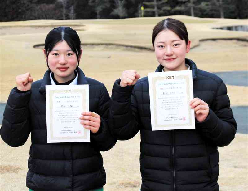 本選出場を決めた豊田ヒカル（福岡・第一薬科大付高、右）と林田万輪（国府高）＝熊本空港CC