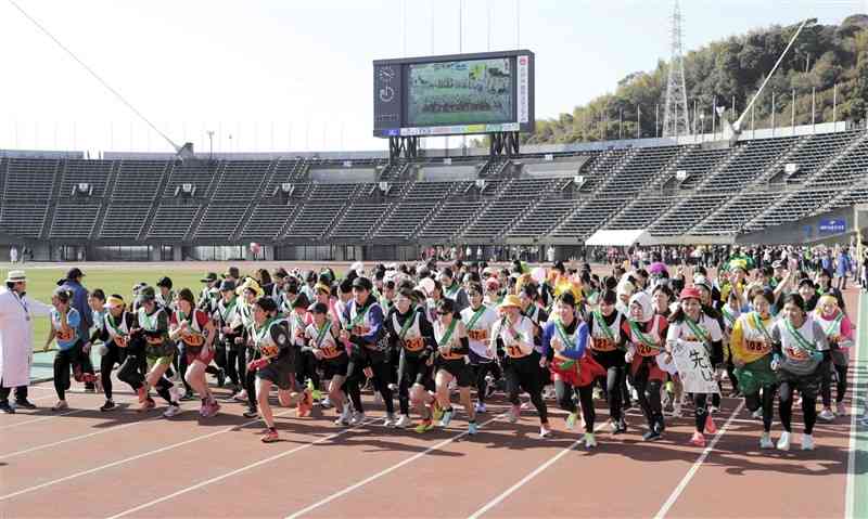 RKK女子駅伝の出場者たち＝えがお健康スタジアム